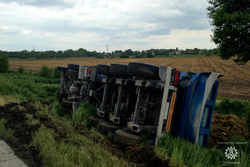 Radladereinsatz nach LKW-Unfall