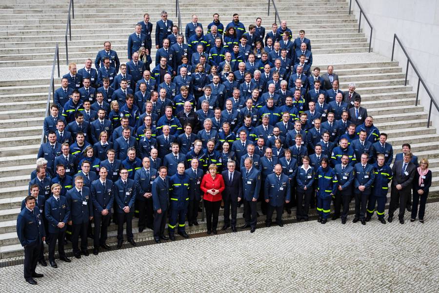 Bundeskanzlerin und Bundesinnenminister empfangen THW-Kräfte in Berlin