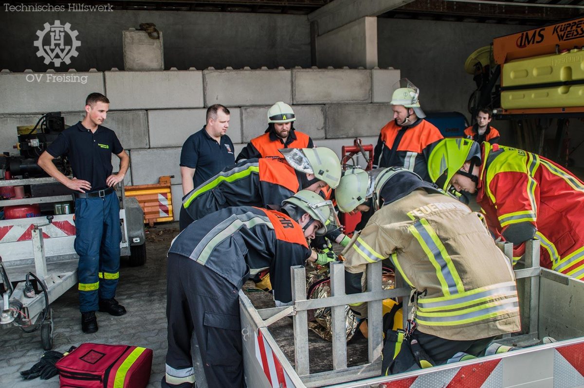 Kräfte des THW Freising unterstützen am Feuerwehr-Ausbildungszentrum in Zolling