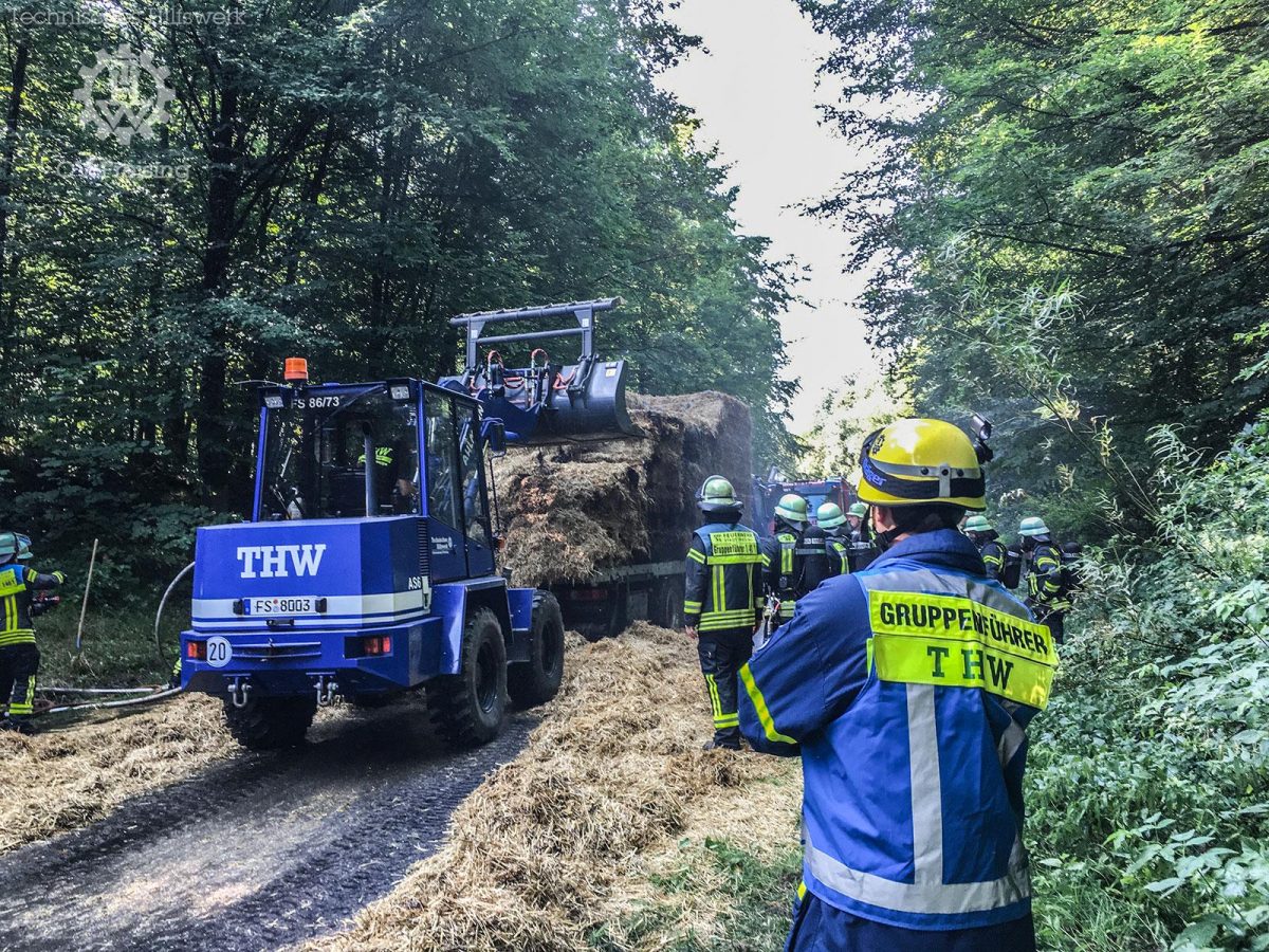 LKW mit Strohballen fängt Feuer