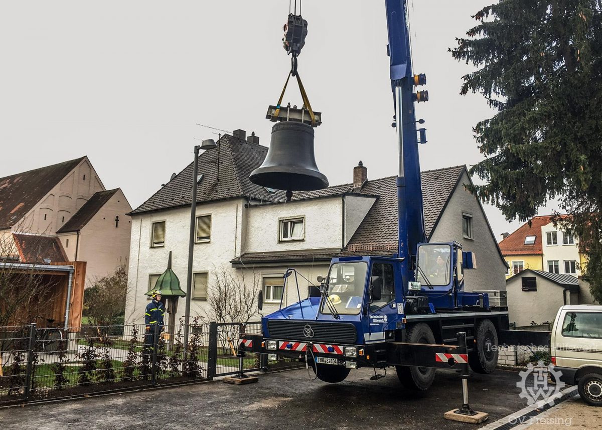 THW Freising lässt Glocke schweben