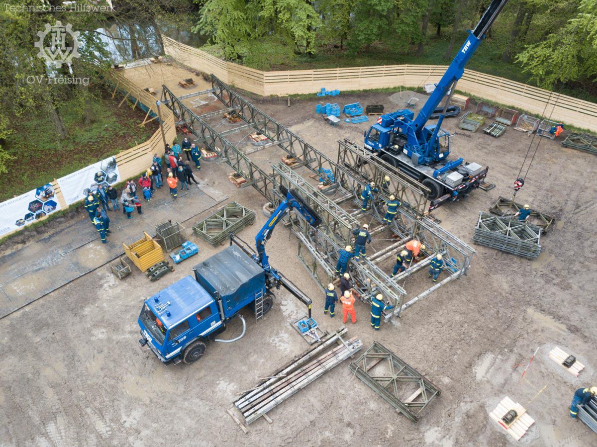 THW Freising errichtet Behelfsbrücke am Domberg