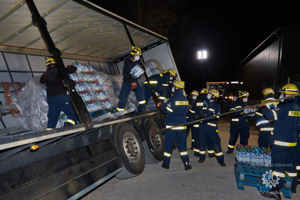 THW Freising entlädt LKW, der umzustürzen droht