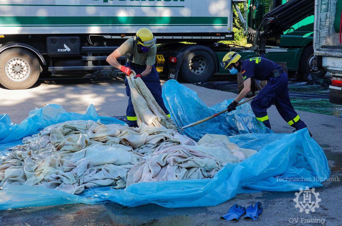 THW Freising unterstützt Umladearbeiten an einem mit Tierhäuten beladenen LKW