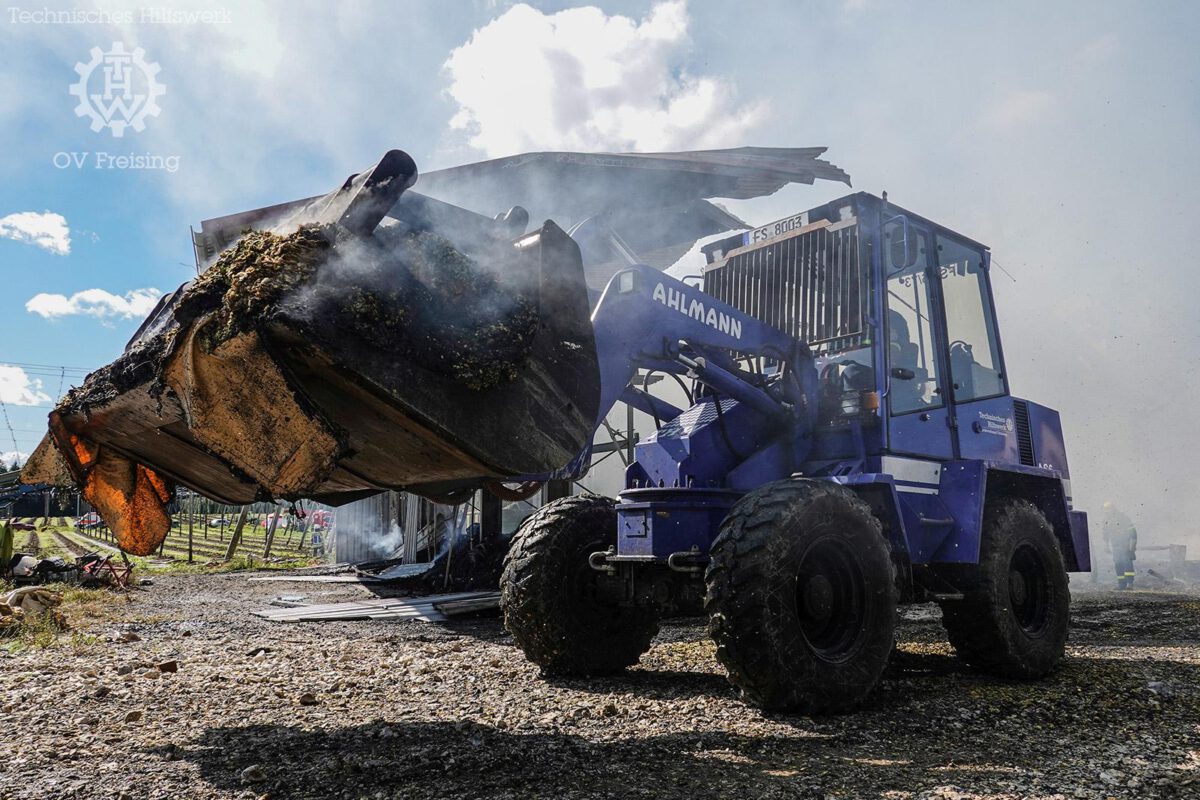 Einsatz bei Großbrand einer Hopfendarre in der Gemeinde Nandlstadt