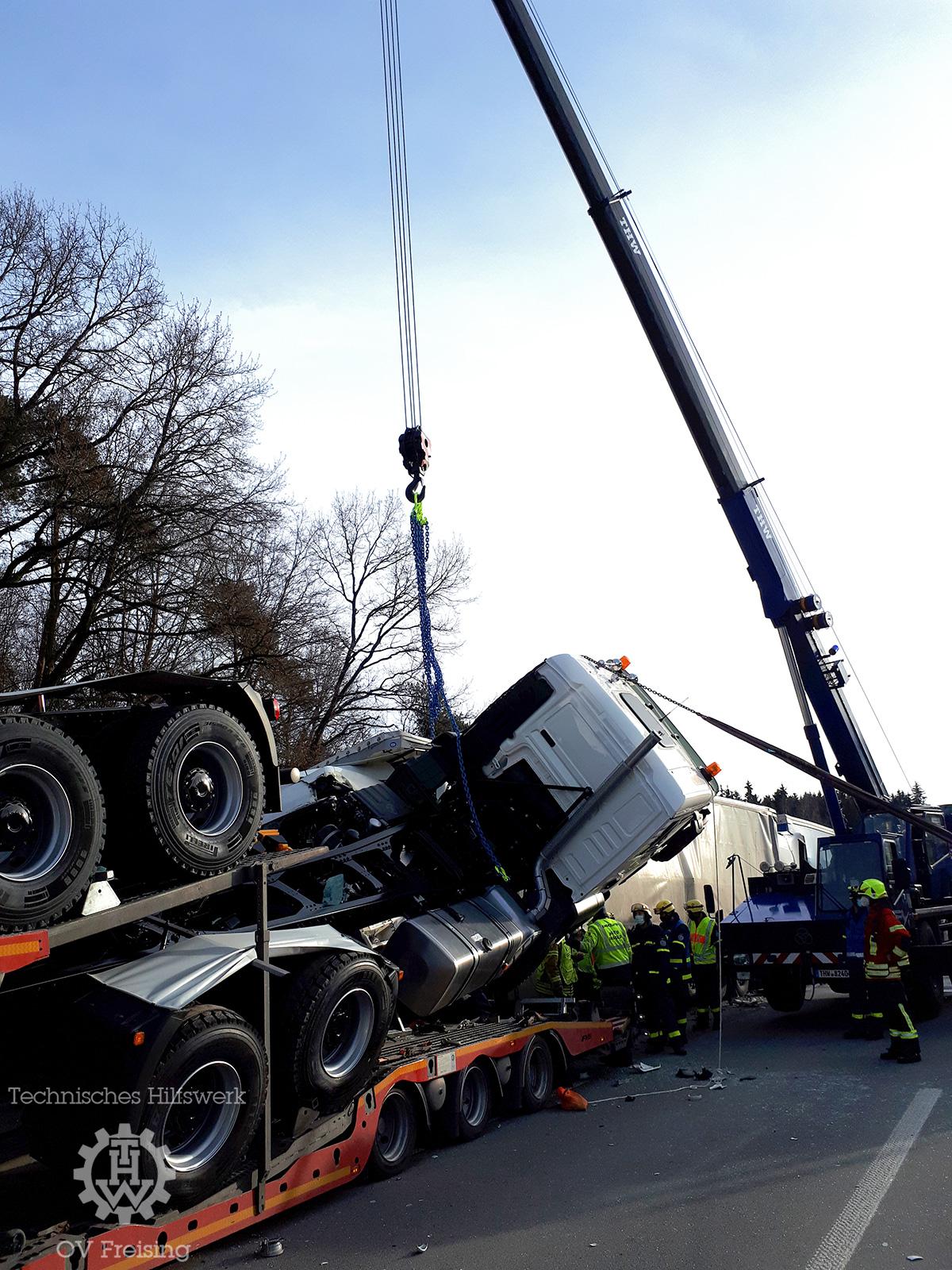 THW Freising unterstützt nach schwerem LKW-Unfall auf BAB A9