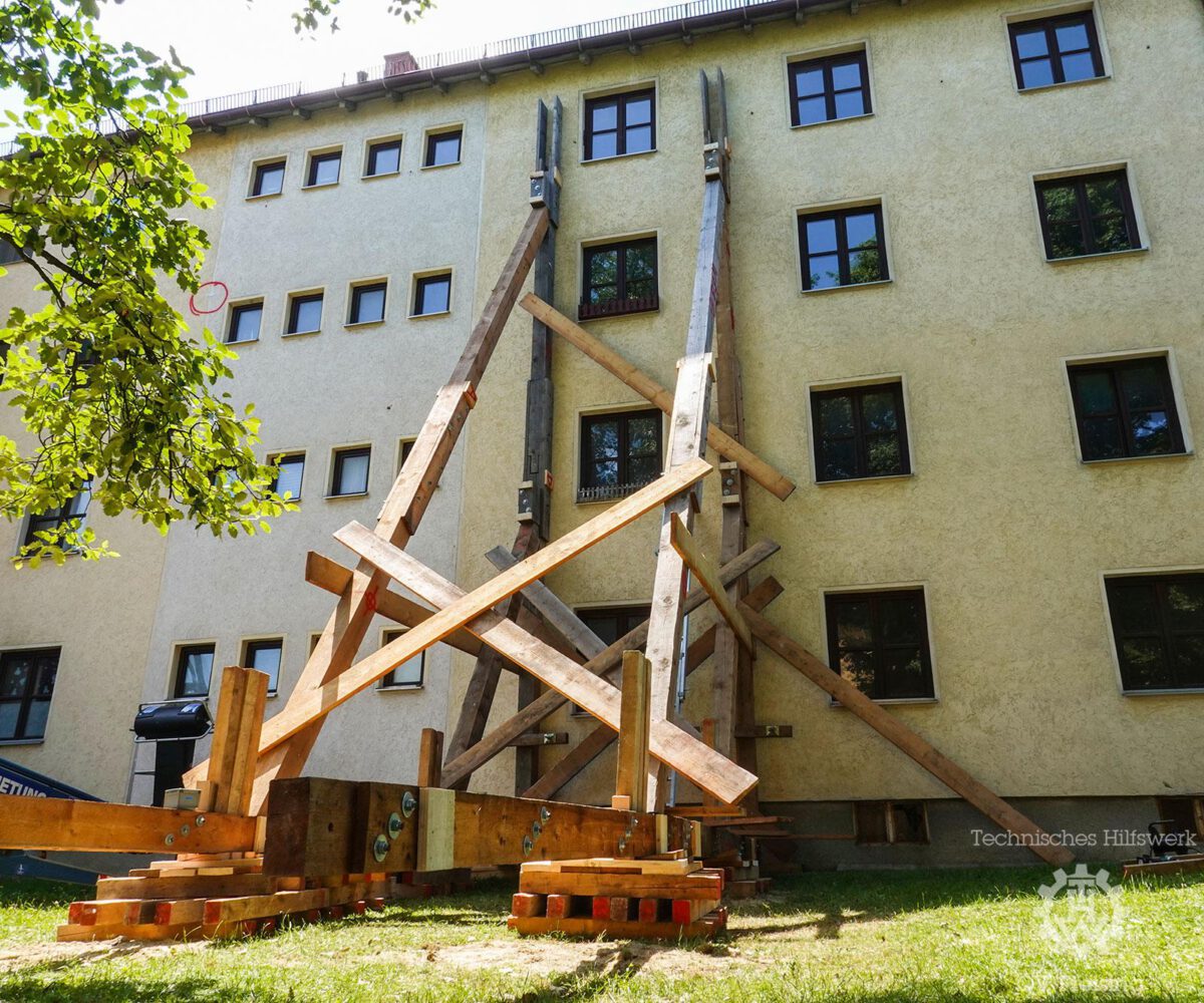 Drei Bayerischen THW Abstützspezialisten treffen sich in Freising um gemeinsam zu üben