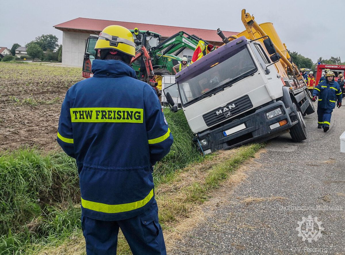 LKW auf Abwegen sorgt für Einsatz der in Freising geblieben Einsatzkräfte