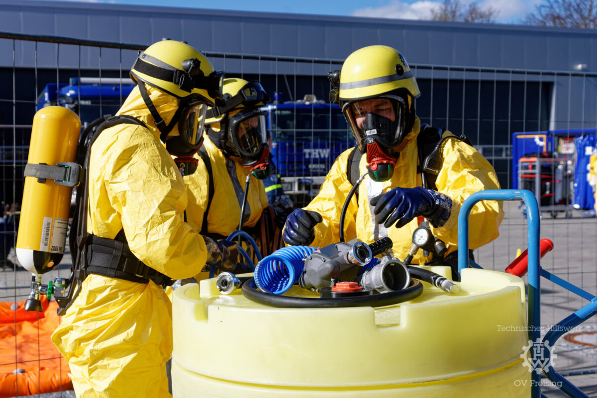 Bereichsausbildung CBRN mit den Ortsverbänden Dachau und Kelheim beim THW Freising