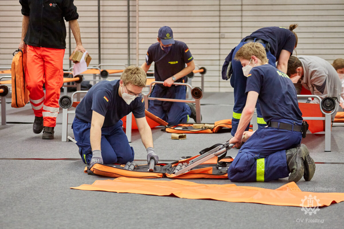 Gemeinschaftsaktion der Hilfsorganisationen mit dem Landratsamt Freising: Turnhalle in Flüchtlingsunterkunft verwandelt