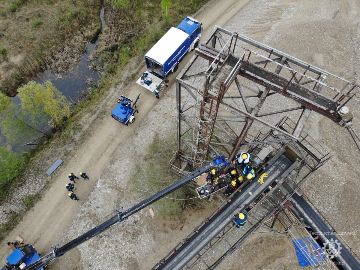 Großübung fordert 50 ehrenamtliche Einsatzkräfte des THW Freising