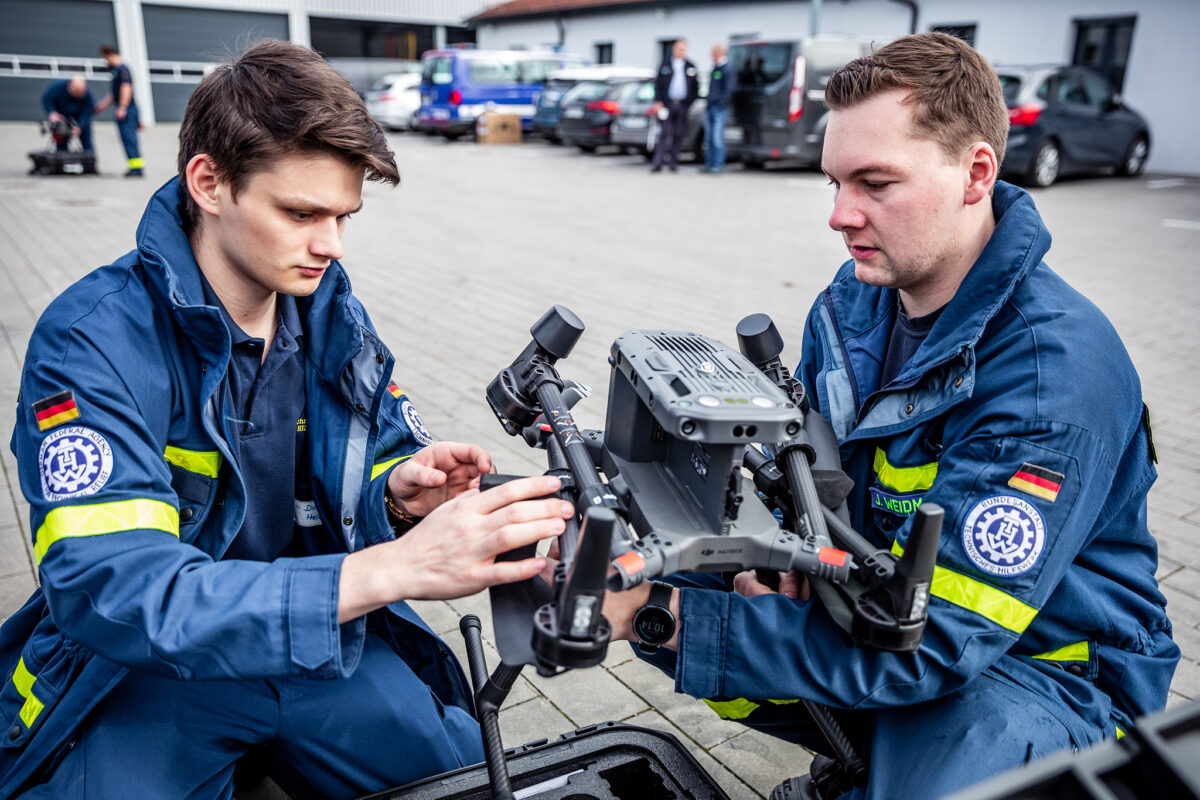 18 Einsatzdrohnen beim THW Freising an Trupps UL aus fünf Bundesländern übergeben