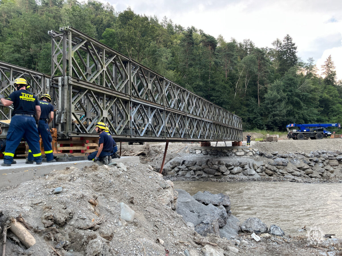 Behelfsbrückenbau nach Flutkatastrophe in Slowenien