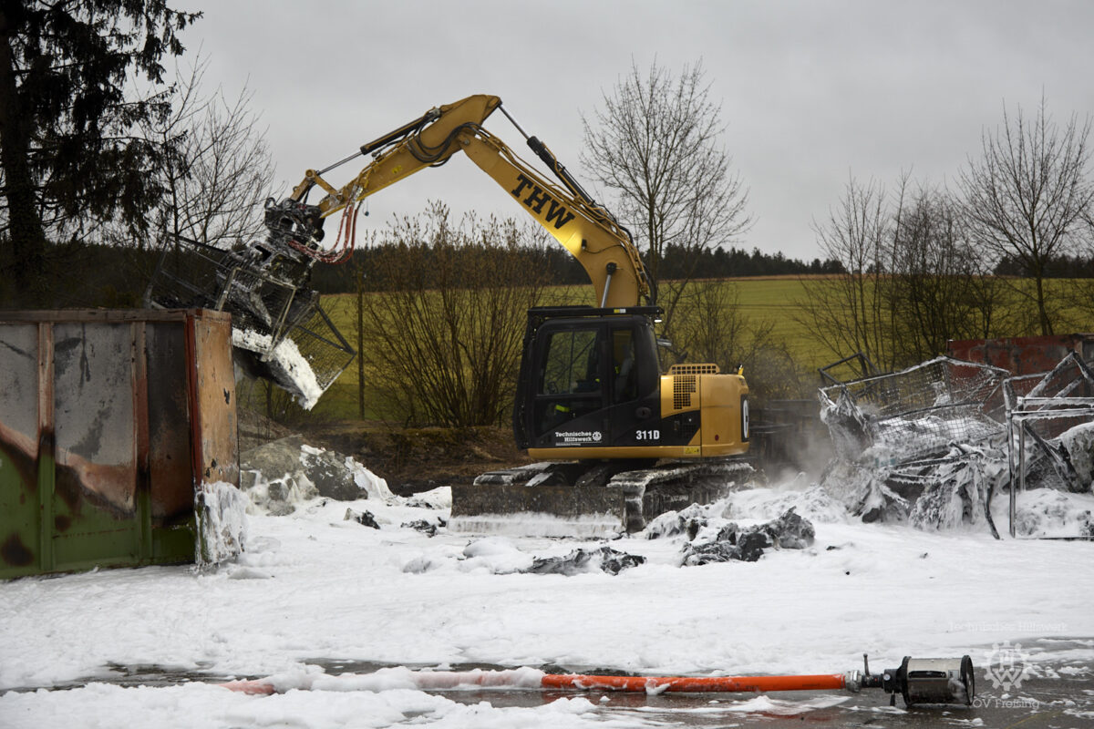 Baggereinsatz bei Containerbrand