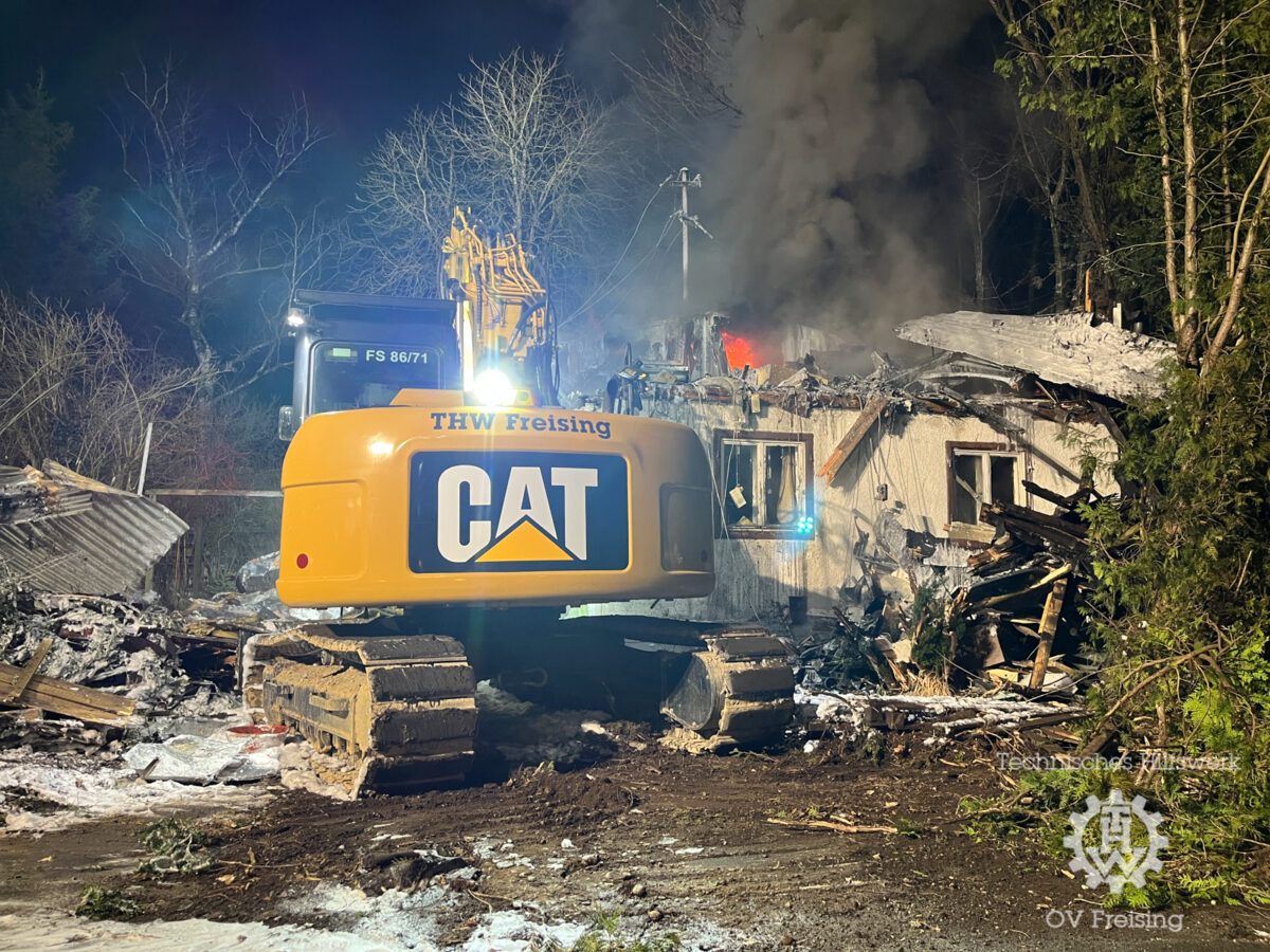 Baggereinsatz bei Wohnhausbrand