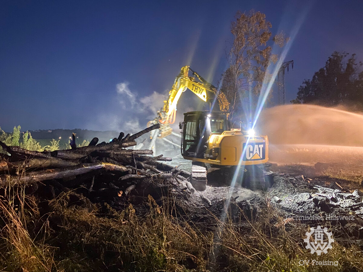 Baggereinsatz bei Flächenbrand