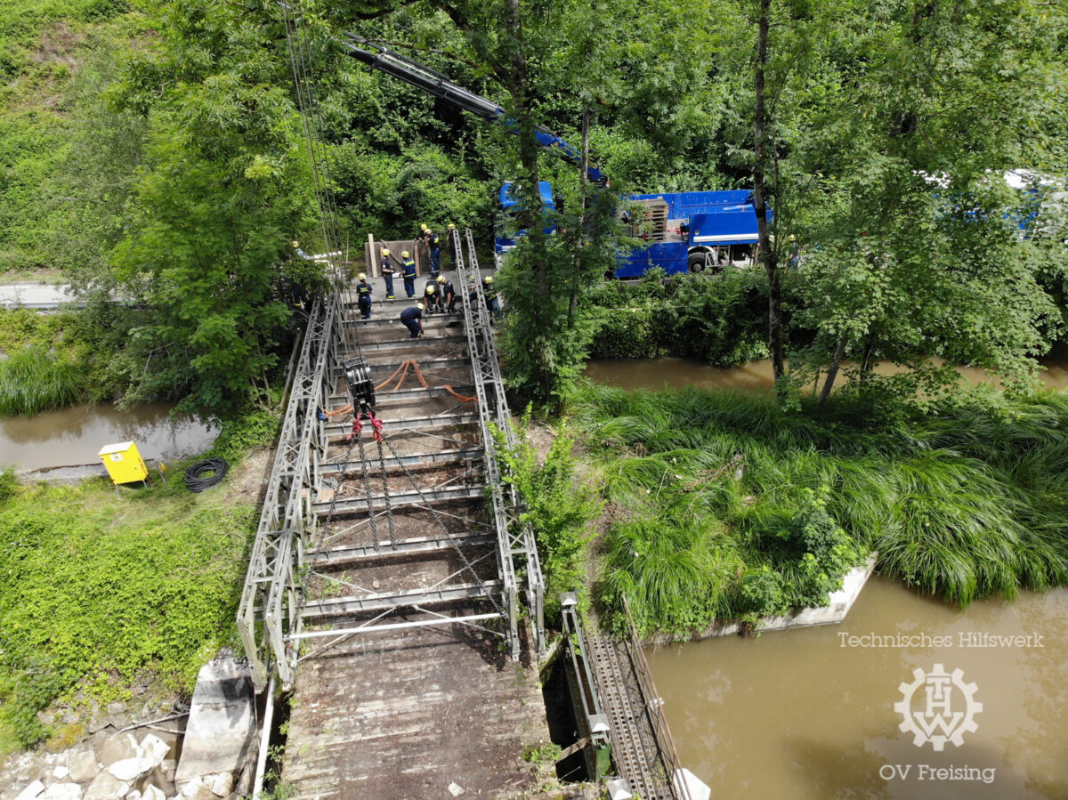 Abbau der Behelfsbrücke in Griesstätt