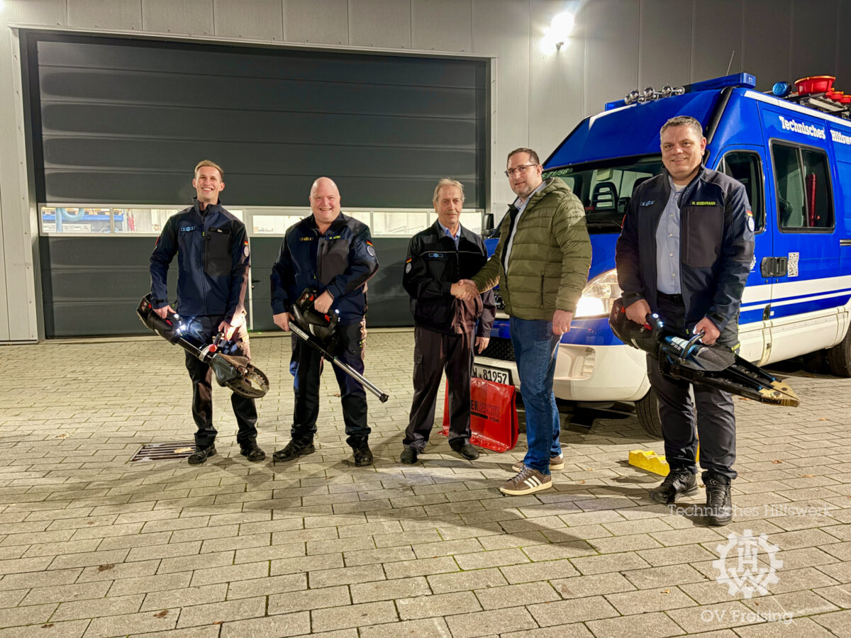 Spende eines Akkubetriebenen Rettungssatzes an das THW Freising